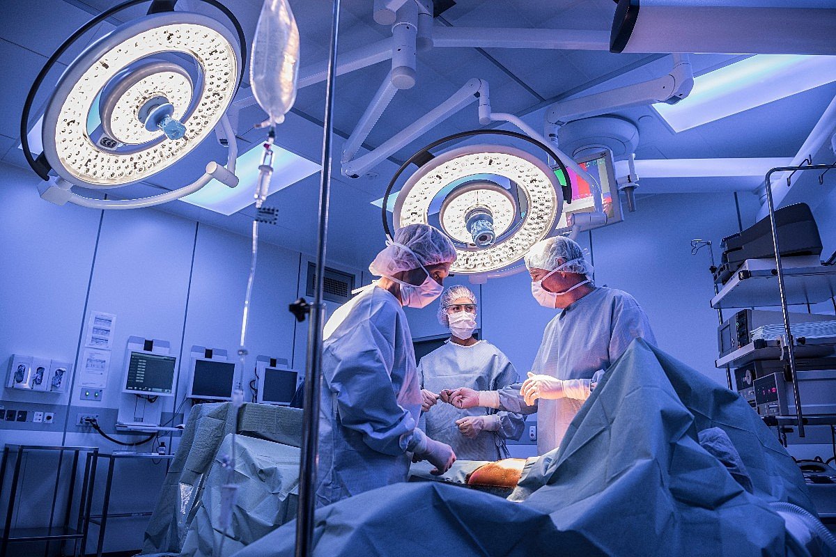 Equipe médica em centro cirúrgico